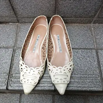 PELLICO 아이보리 컷 아웃 펌프스
