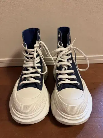 Alexander McQueen 하이컷 스니커즈 네이비/화이트