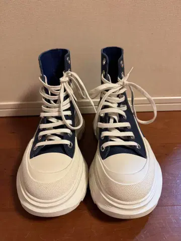 Alexander McQueen 하이컷 스니커즈 네이비/화이트