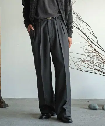 [ shiun ] STRAIGHT TUCK TROUSERS