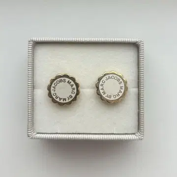 Marc Jacobs 로고 귀걸이 크림