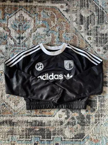 adidas 블랙 크롭 상의 L 사이즈