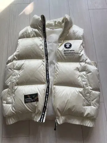 아이보리 다운 베스트, AAPE NOW 로고 포함.