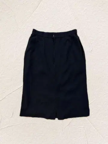 블랙 타이트 스커트 슬릿 포함 무릎 기장