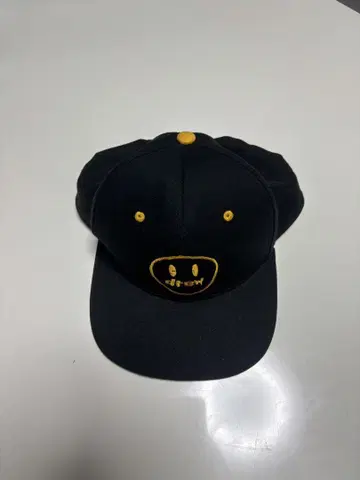 drew 스냅백 캡 블랙/옐로우 컬러