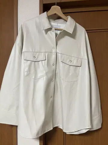 DISCOAT 아이보리 버튼 달린 셔츠 자켓
