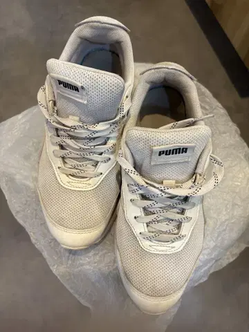 PUMA 화이트 스니커즈