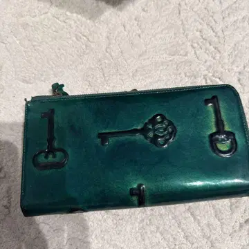 비아도안 열쇠 모티브 장지갑