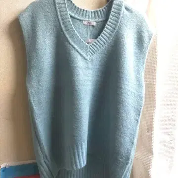 AFTERNOON TEA WARDROBE 스카이블루 V넥 베스트 M~L