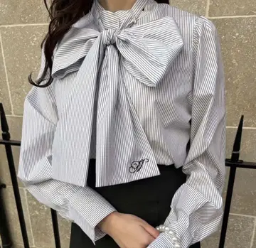 N 자수 보타이 블라우스 스트라이프