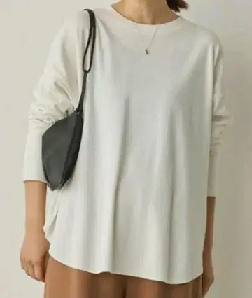 리브 밑단 라운드 긴팔 풀오버 아이보리 mal.