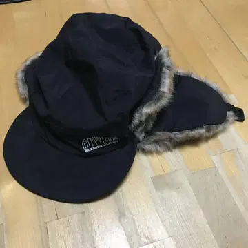 맨해튼 포티지 트래퍼 캡 블랙 플라이트 캡