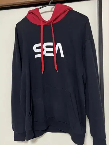 SEA 로고 포함 네이비/레드 후드티