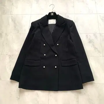 새상품급 최근 그레이스 클래스 펄 버튼 블랙 테일러드 자켓 36