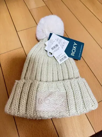 ROXY 아이보리 폼폼 포함 니트 모자