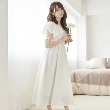 화이트 프릴 소매 원피스