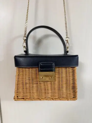 라탄과 합성 피혁의 숄더백