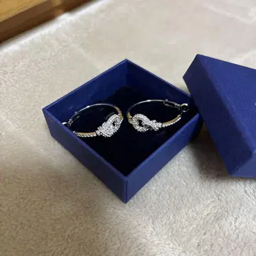 스와로브스키 크리스탈 장식 후프 귀걸이 새상품급입니다!