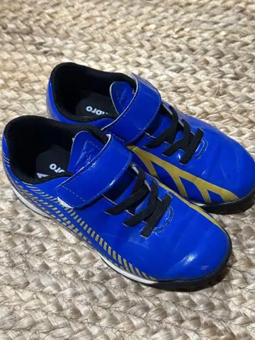 엄브로 축구화 19.5