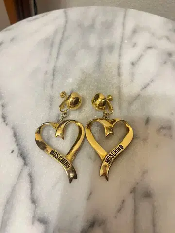 새상품급 MOSCHINO 골드 하트 귀찌