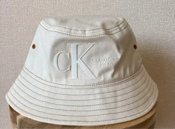 Calvin Klein 화이트 버킷햇