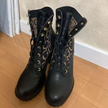 GUESS 레이스업 부티 블랙