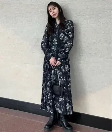 rienda 라인 플라워 플리츠 플레어 원피스