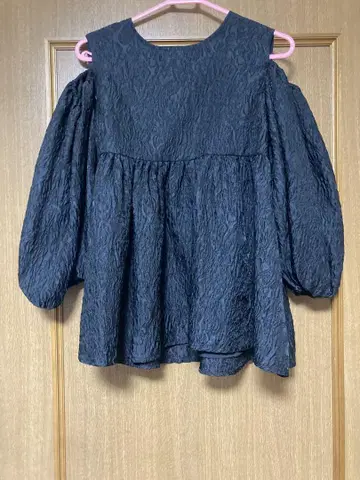핏모어 어깨 트임 상의 자카드 원단 블랙 긴팔