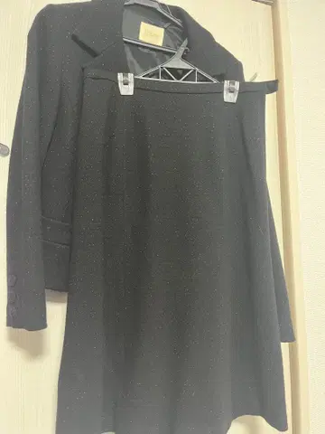 블랙 스팽글 자켓과 스커트 세트