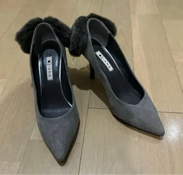 다이애나 퍼 리본 펌프스