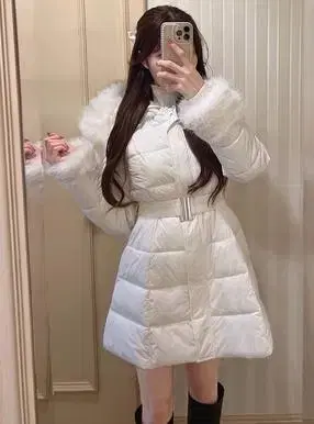 벨트 포함 퍼 A라인 다운 코트 화이트