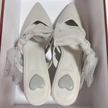 RANDA HEART collection 시어 리본 뮬 펌프스