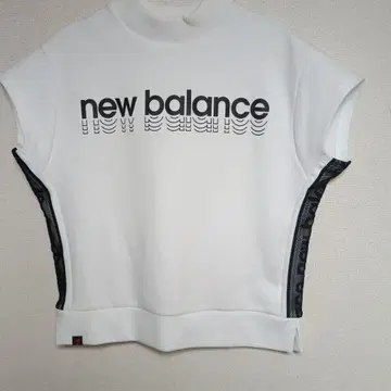 new balance 화이트 숏 기장 셔츠 반팔