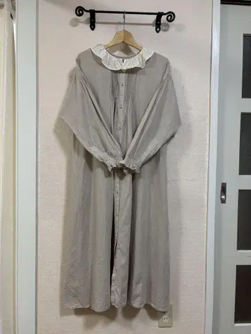 베이지 프릴 칼라 롱 원피스