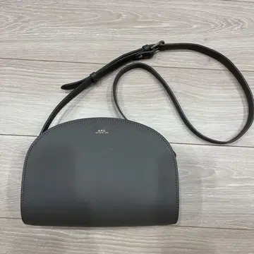 A.P.C. 하프문 숄더백