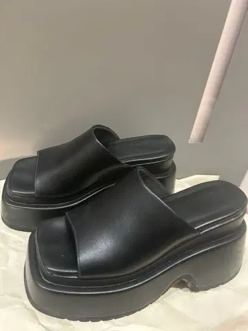 GYDA 블랙 플랫폼 샌들