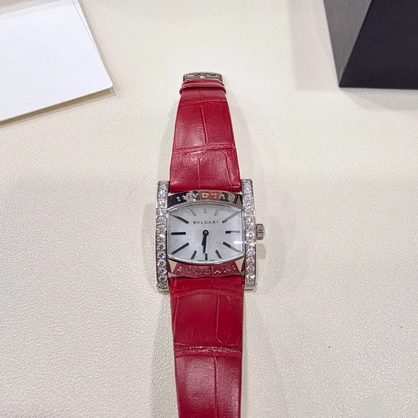 불가리 시계 아시오마 18K화이트골드 다이아 자개다이얼 36MM 쿼츠판매 사진 6