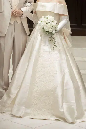 아이보리 오프숄더 웨딩 드레스