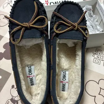 MINNETONKA 네이비 모카신