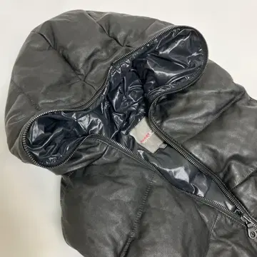 블랙 후드 부착 다운 베스트