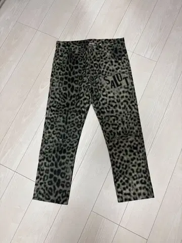 레오파드 무늬 슬림핏 데님 팬츠
