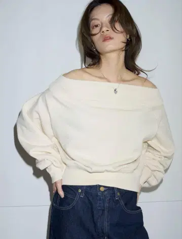 아이보리 오프숄더 맨투맨