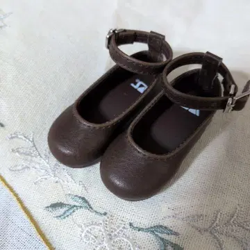 브라운 앵클 스트랩 플랫슈즈