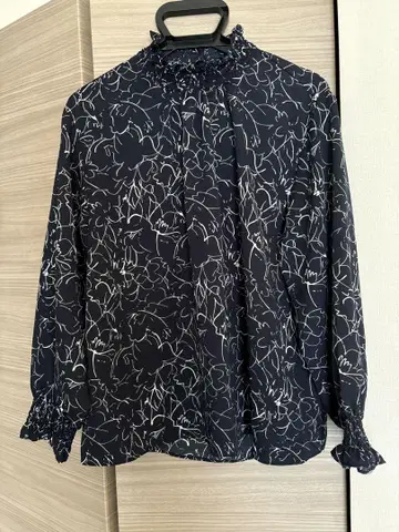 미니멀리스트 세일 네이비 꽃무늬 블라우스 THE SUIT COMPANY