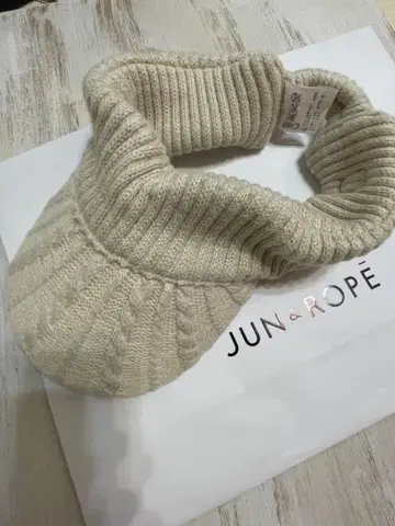 JUN & ROPE 케이블 짜임 니트 바이저