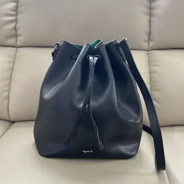 agnes b. 블랙 가죽 버킷백