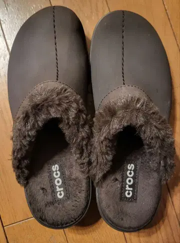 crocs 다크 브라운 퍼 포함 사보 샌들