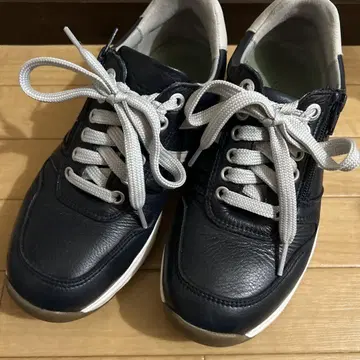 네이비 스니커즈