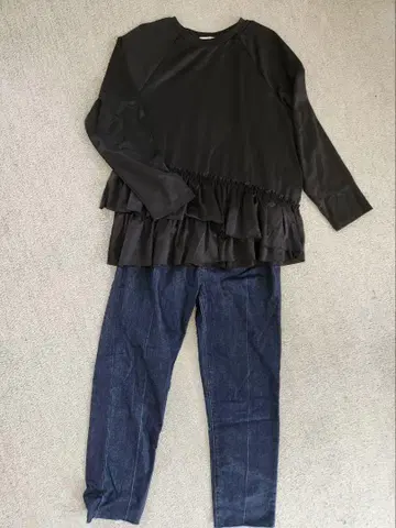 [ 새상품급 ] 프릴 달린 블랙 상의와 데님 팬츠 셋업