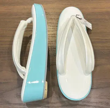 에리슈 조리 화이트 에나멜 스카이블루 소가죽 사용 23.5cm